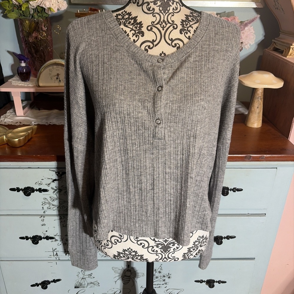 Hollister Must-Have Collection Grey Ribbed Button Front Henly. Large. NWT